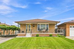 7 Duchess Court, Hamilton, ON L8E 1A4