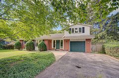 4 Mayfair Court, Hamilton, ON L9H 3P2