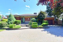 298 Pottruff Road N, Hamilton, ON L8H 2M4