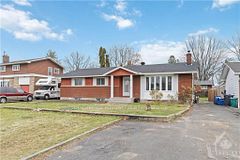 25 Newhaven Street B, South of Baseline to Knoxdale, ON K2G 0X7