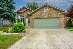 22 Ridge Street, Strathroy-Caradoc, ON N7G 4J9