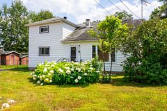 9 Spruce Glen Road, Huntsville, ON P1H 1C9